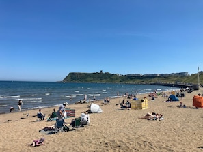 A beach with people sunbathing, tents, and a clear view of the sea. - North Bay Nest - Family Friendly Luxury Holiday Home - 5 Minute Walk From Beach (Scarborough)