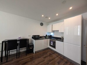 Private kitchen - Modern City View Studio Apartment – Liverpool (Liverpool)