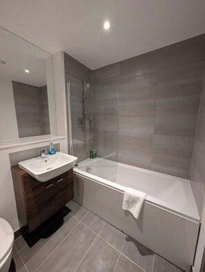 Bathroom - Modern City View Studio Apartment – Liverpool (Liverpool)