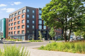 A multi-story building with a modern architectural design, featuring a mix of brick and glass facades. - Śląska 406 | Gym | Perfect for Couples (Gdańsk)