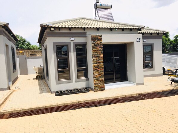 Exterior - Room-miaz Palace Private Residence (Louis Trichardt)