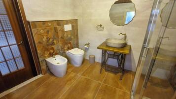 Quarto conforto | Banheiro | Chuveiro, secador de cabelo, toalhas de banho, sabonete