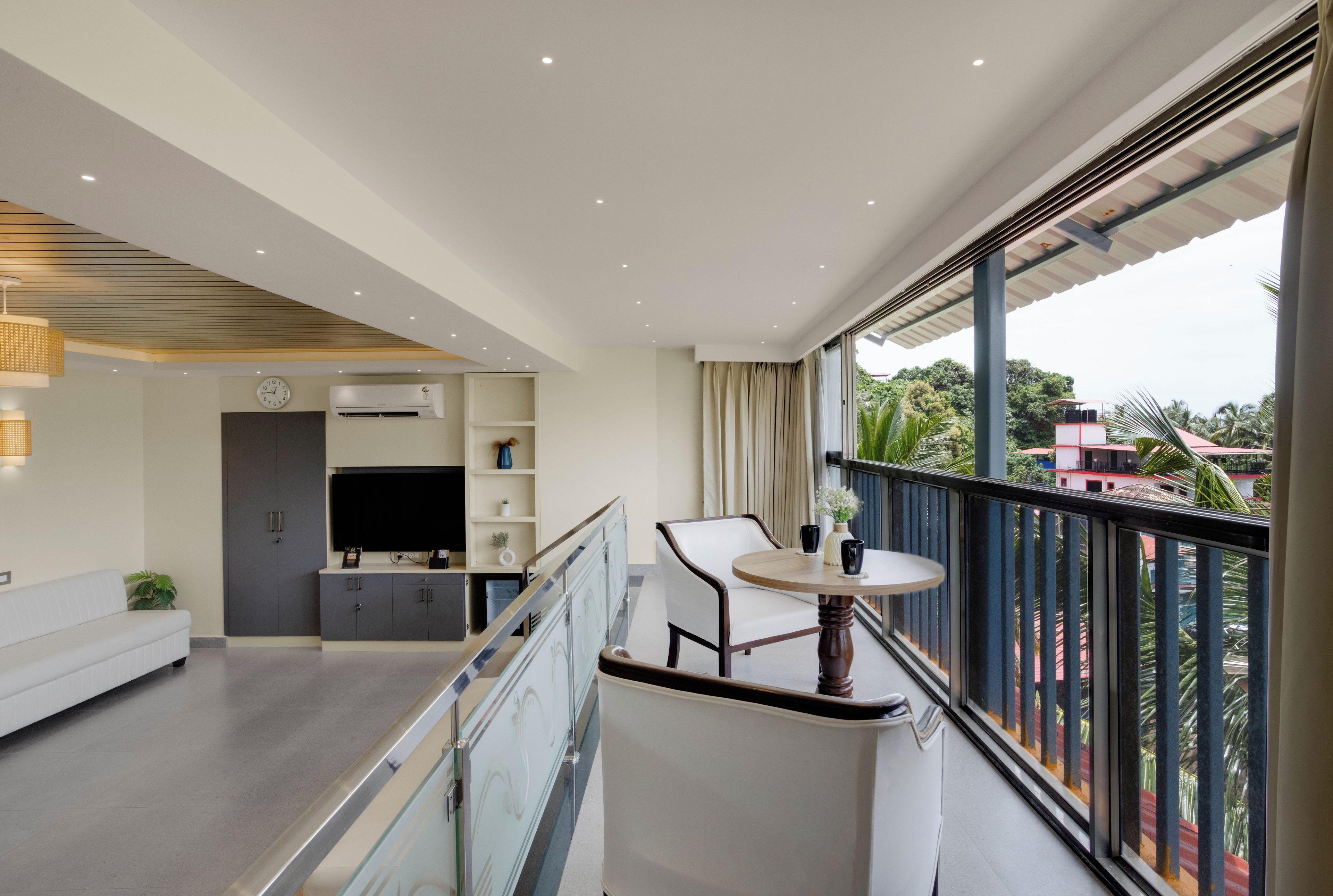 Eine moderne Wohnung mit Balkon, einer Küche und einem Wohnbereich.