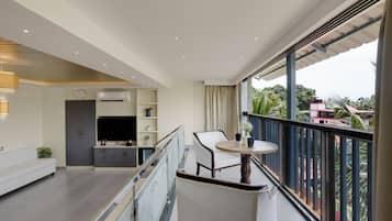 Eine moderne Wohnung mit Balkon, einer Küche und einem Wohnbereich.