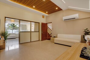 Una sala moderna con un sofá, una mesa de centro de madera y un globo terráqueo.