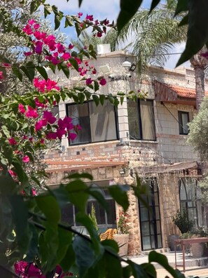 Exterior - Luxury rustic stone villa in Acre:Private Spa Jaccuzi Massive Garden for events (Acre)