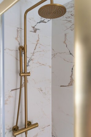 Bathroom - The Garden Cottage set in the heart of historic Kenilworth (Kenilworth)