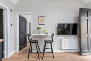 Dining - The Garden Cottage set in the heart of historic Kenilworth (Kenilworth)