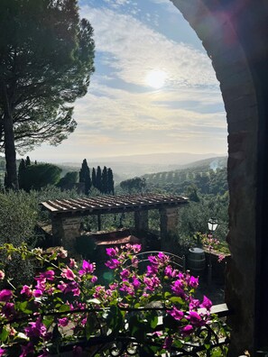 A stone pergola with a view of a mountainous landscape. - Casa Due - Organic Farmhouse in the heart of Maremma - Paradise for Families (Toscana)