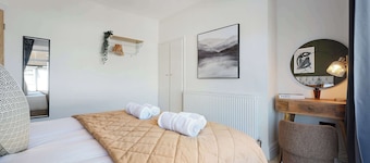 Chic 4BR Near Hornsea Museum by Stay With Us
