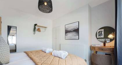 Chic 4BR Near Hornsea Museum by Stay With Us