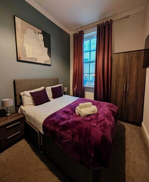 Iron/ironing board, WiFi, bed sheets - Unique 4BR City Apartment | Terrace + Sleeps 10 (Liverpool)