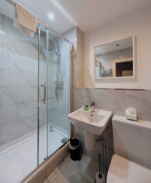 Shower, hair dryer, towels, soap - Unique 4BR City Apartment | Terrace + Sleeps 10 (Liverpool)