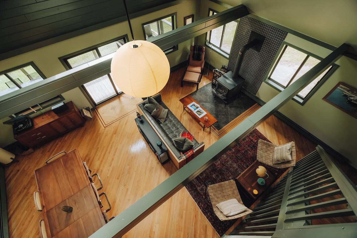Amplio espacio tipo loft con gran ventanal, chimenea y techo alto.