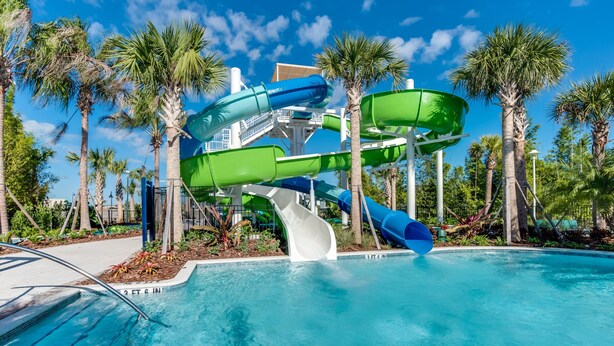 Un parc aquatique doté de plusieurs toboggans et d’une piscine.