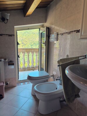 Bruser, boblebadekar, hårtørrer, bidet