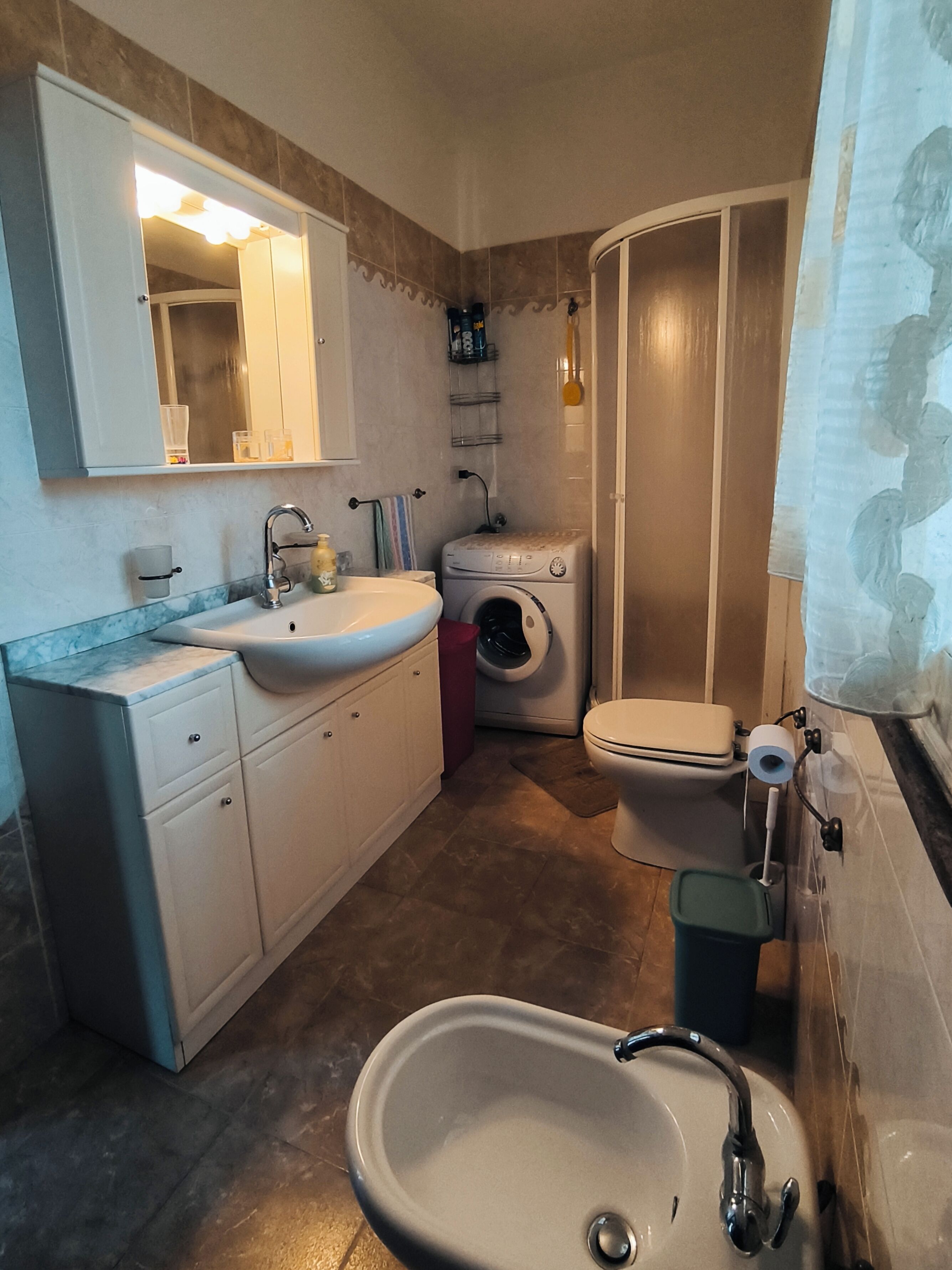 Doccia, vasca idromassaggio, asciugacapelli, bidet