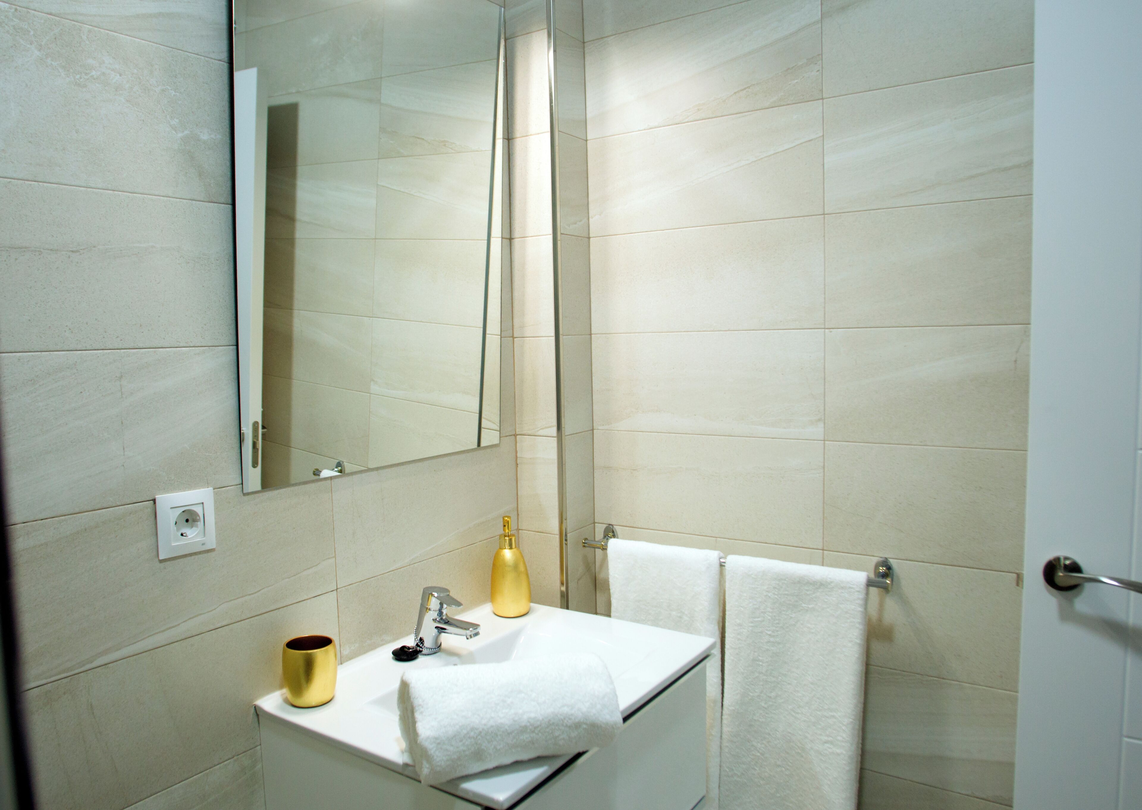 Estudio Deluxe | Baño | Secador de pelo, toallas, jabón y champú