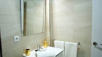 Estudio Deluxe | Baño | Secador de pelo, toallas, jabón y champú