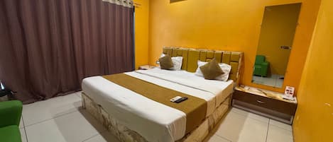 Superior Room, City View | Desk, WiFi (free), bed sheets