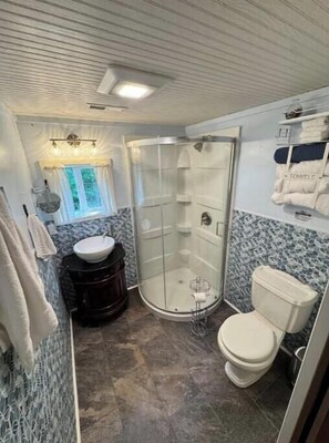 Bathroom - Rivers Edge- A Lovely cabin on the River (Hot Springs)