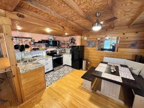 Private kitchen - Rivers Edge- A Lovely cabin on the River (Hot Springs)