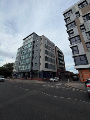 Exterior - Elegant 2-Bed w/ Balcony | City Centre (Liverpool)