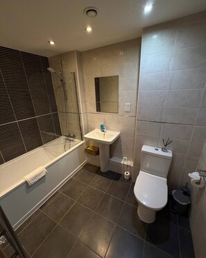 Bathroom - Elegant 2-Bed w/ Balcony | City Centre (Liverpool)