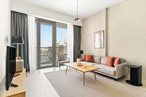 Ein modernes Wohnzimmer mit einer Couch, einem Couchtisch und einem Fernseher.