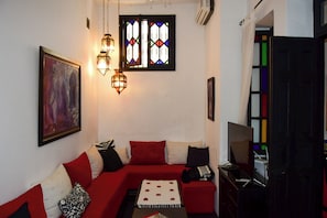 Smart TV, books - 3-Floor Medina Townhouse, Two Rooftop Terraces – Heart of Tangier (Tanger)