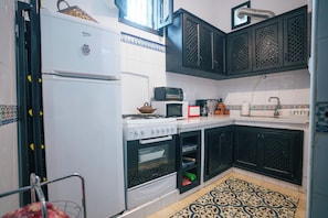 Coffee/tea maker, fridge, microwave, oven - 3-Floor Medina Townhouse, Two Rooftop Terraces – Heart of Tangier (Tanger)