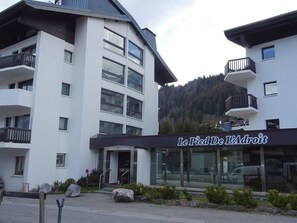 Ein modernes Gebäude mit einem Schild, auf dem 'Le Pied De L'Adroit' steht.