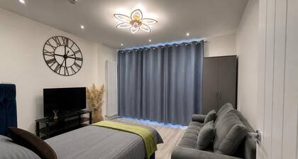 House Sleeps 9 With Wifi