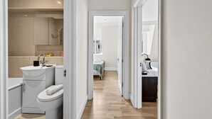 Ein modernes Badezimmer mit Toilette, Waschbecken und Dusche.