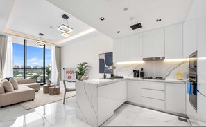 House - Stayshort - Gorgeous Studio Apartment in Studio City Sleeps 4 With Balcony (Dubai)