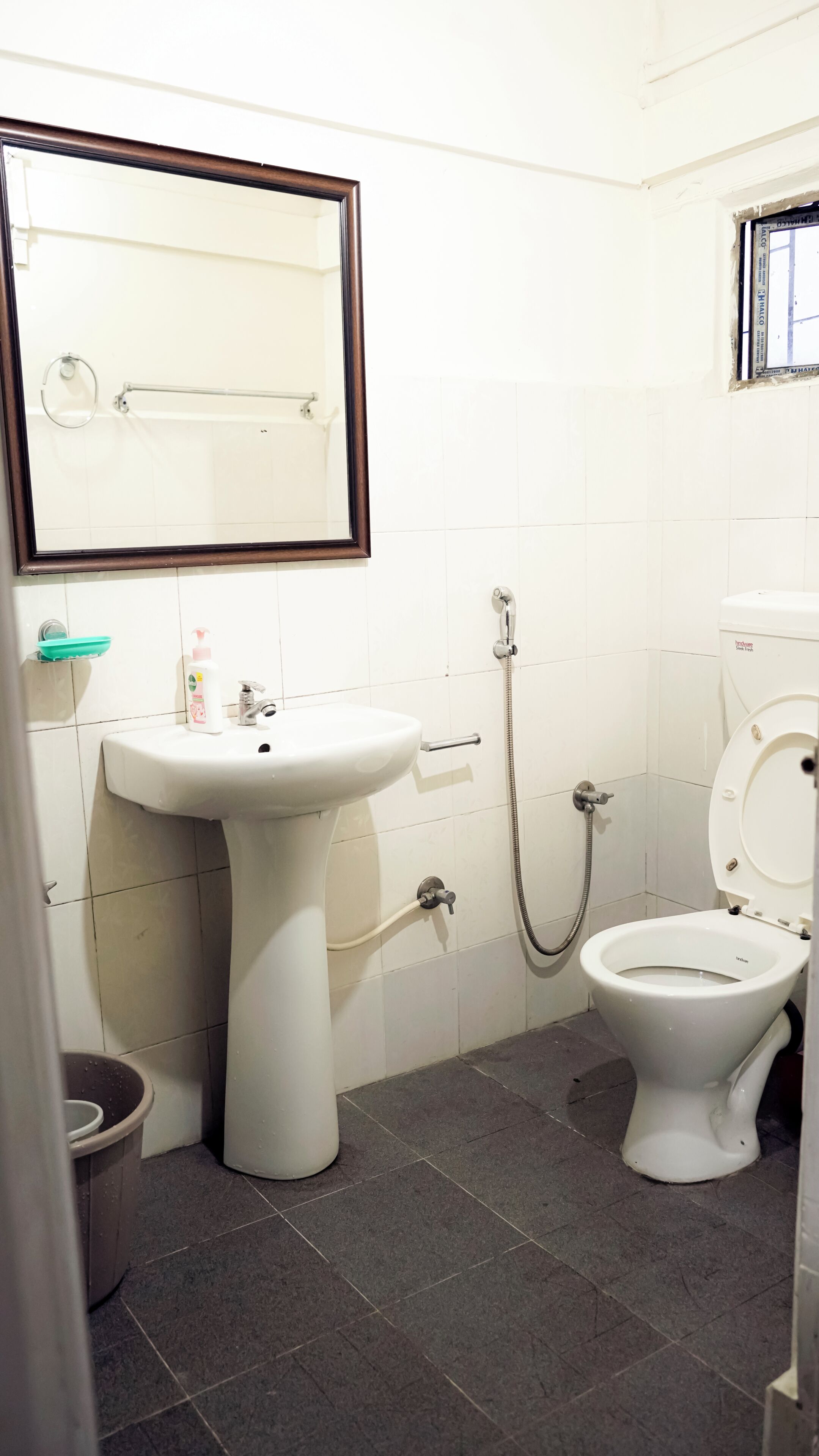 Shower, rainfall showerhead, free toiletries, towels