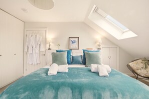 Flexible family bedroom with super king, single bed and fitted wardrobe - Duneside House - North East Escapes (Beadnell)