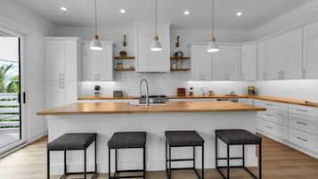 Coffee/tea maker, fridge, microwave, stovetop