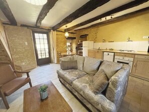 Living area - L’Iris – Charming Stone Cottage for Two in the Périgord Noir (Meyrals)