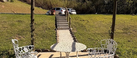 Una pérgola con mesa y sillas dispuestas para comer al aire libre.