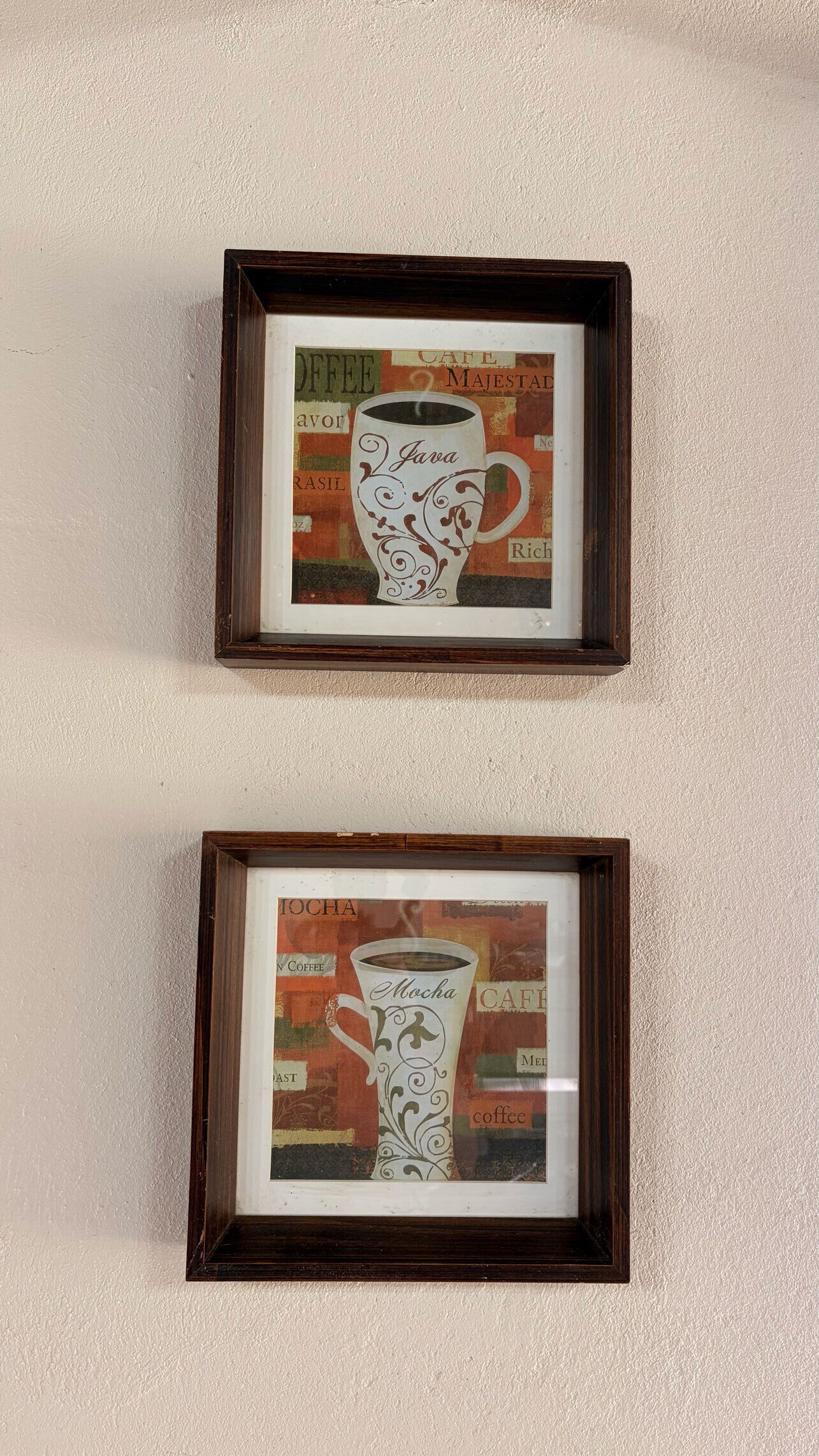 Deux photos encadrées représentant des tasses de café, accrochées à un mur.