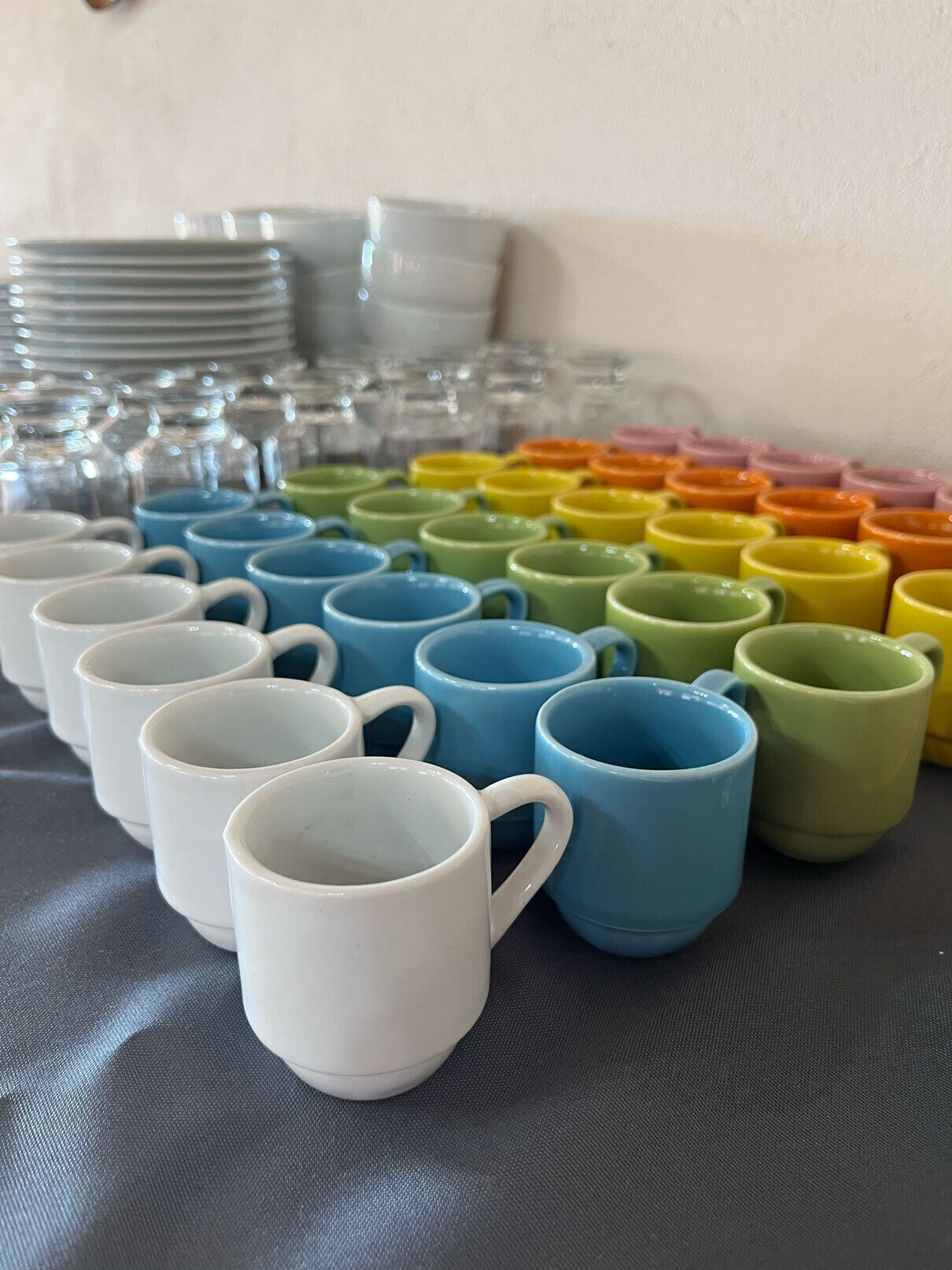 Un conjunt de tasses i plats disposats sobre una taula.