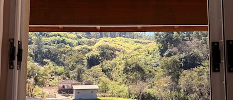 Une vue à travers la porte d’un bâtiment doté d’un plafond en bois et d’un luminaire suspendu.