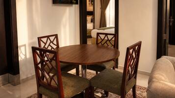 Deluxe Suite | Dining