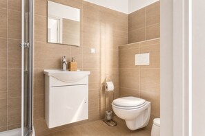 Dusche, Haartrockner, Handtücher, Seife