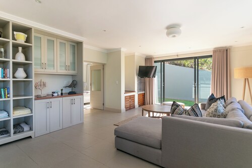 Stunning 5-bedroom spacious house with pool in Knysna. A perfect for family home