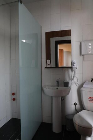 Kostenlose Toilettenartikel, Haartrockner, Handtücher, Shampoo