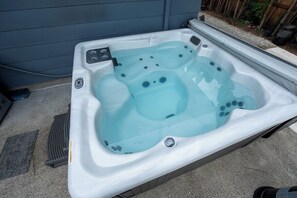 Eine Badewanne mit Bedienfeld, Ablass und Fußpedal.