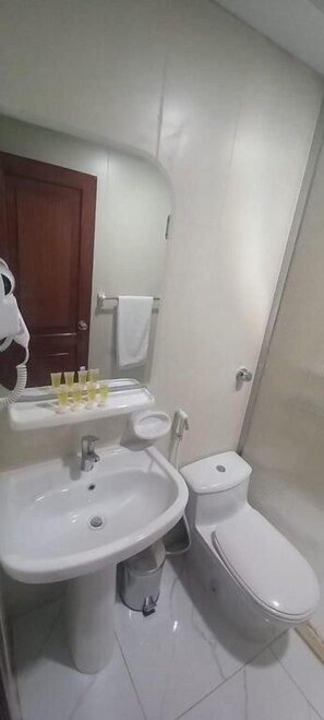 Shower, towels, soap, toilet paper - Maysan Al Mahbas Hotel (Makkah)