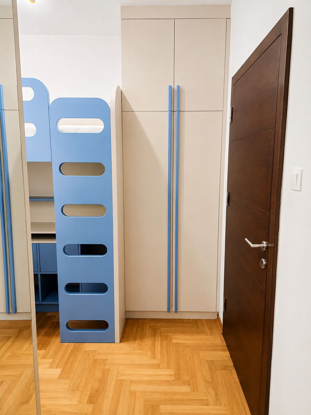 Et værelse med køjeseng, garderobe og en dør.
